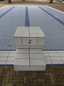 906953 Detail van het kunstwerk 'Ondiep', ontworpen door Teun Castelein in de vorm van een zwembad, op het pleintje aan ...